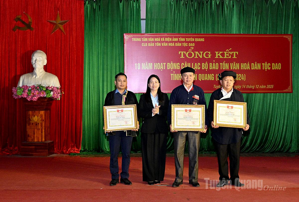 សមមិត្ត ត្រឹន ធី ហ្វាន អនុប្រធានគណៈកម្មាធិការរណសិរ្សមាតុភូមិវៀតណាម ខេត្ត ទុយៀនក្វាង បានប្រគល់ប័ណ្ណសរសើរដល់បុគ្គលនៃក្លឹប។