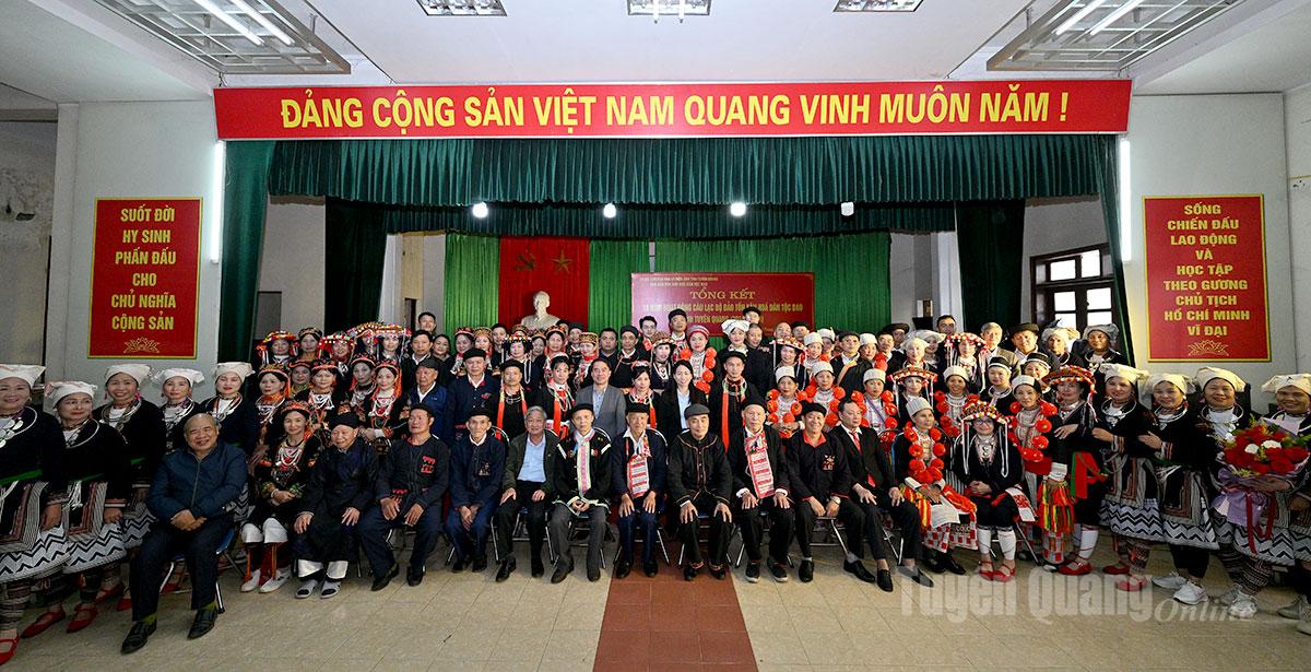 ប្រតិភូបានថតរូបអនុស្សាវរីយ៍។