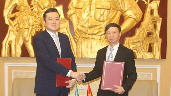 Náměstek ministra vědy a technologií Hoang Minh a pan Juhern Kim, zástupce Globálního institutu pro zelený růst ve Vietnamu, si vyměnili memorandum o porozumění o strategické spolupráci v oblasti zelených inovací a digitální transformace.