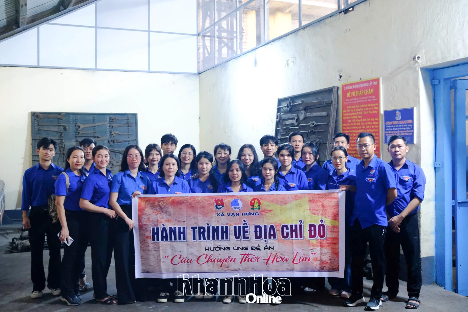 Youth union members and young people in Van Hung commune learn about the historical site of the Thap Cham railway depot.