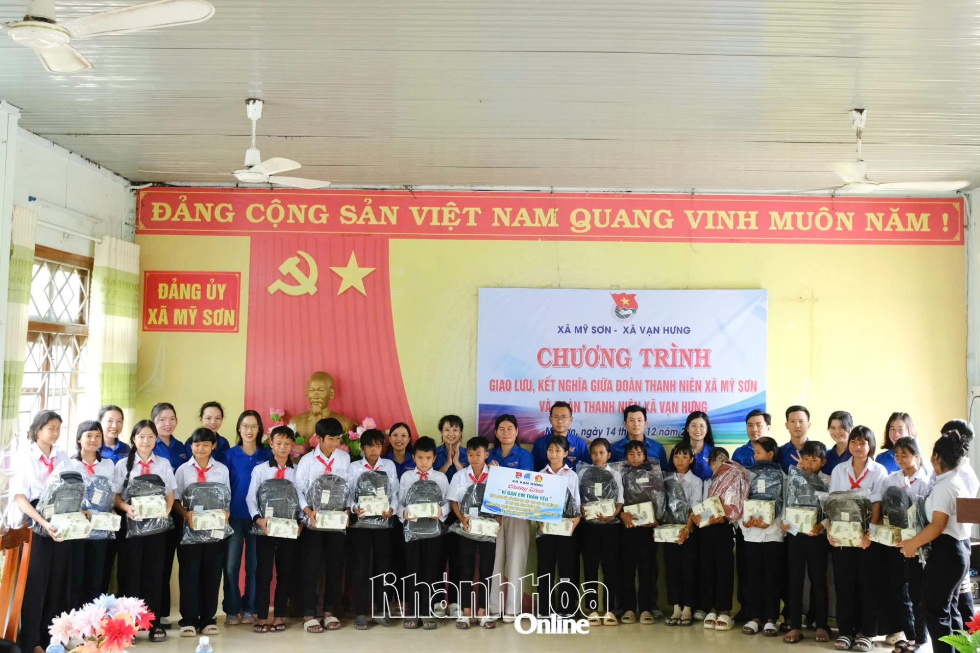 Presenting gifts to underprivileged students in My Son commune.