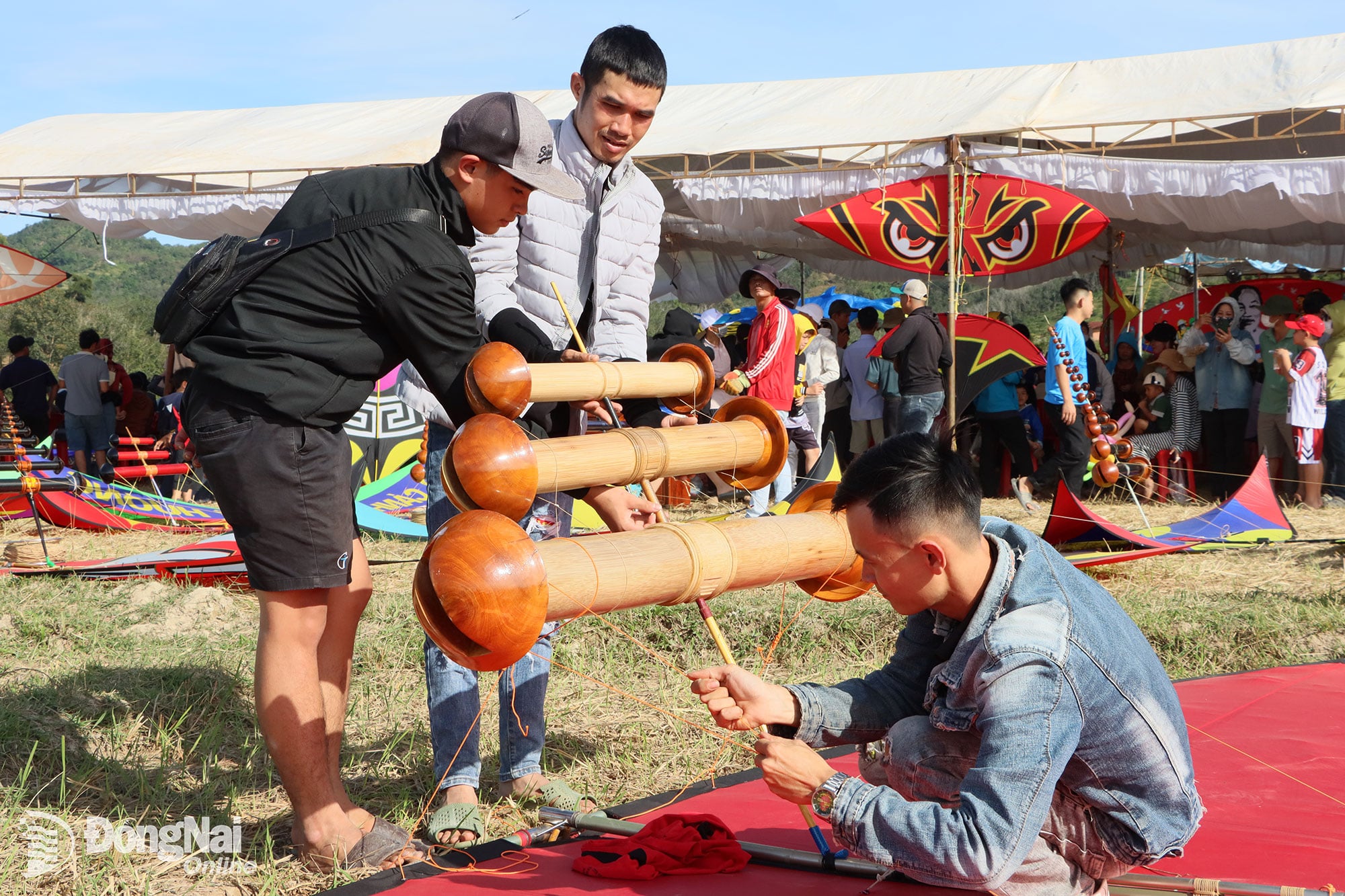 チームは競技に参加する前に凧の最終チェックを行っています。写真：Xuan Tuc 