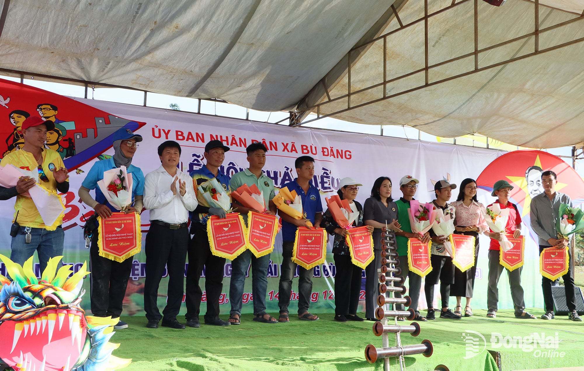 主催者は参加チームに花束と記念旗を贈呈しました。写真：Xuan Tuc 