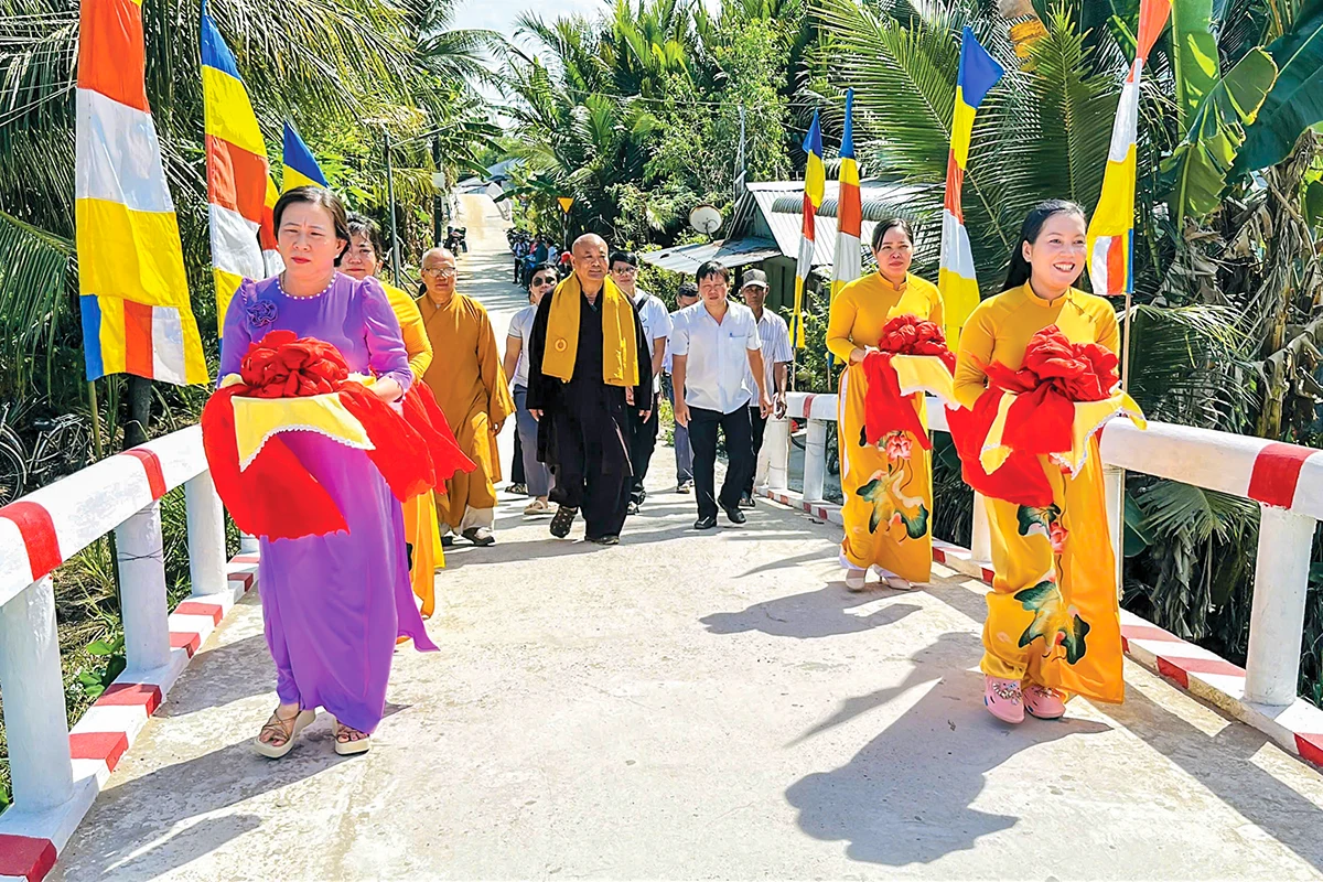 ភ្ជាប់បេះដូង - សាងសង់ស្ពាន និងផ្លូវជនបទ។