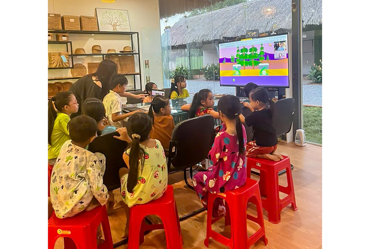 Cours gratuits dans le village de tissage de jacinthes d'eau.