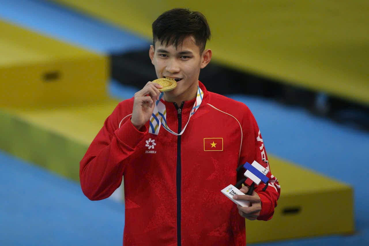 https://vms-files.vietnamnet.vn/vps_images_publish/000001/000003/2025/12/14/pham-thanh-bao-hcv-boi-200m-ech-3218.jpg