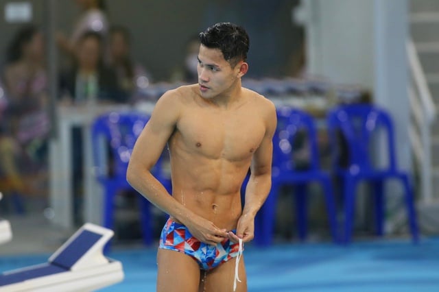 '개구리 왕자'라는 칭호에 걸맞은 탄 바오는 잘생긴 외모에 식스팩 복근까지 갖췄고, 여자친구에게도 한없이 다정하다 - 사진 1. Xứng danh 'Hoàng tử ếch': Thanh Bảo đẹp trai, 6 múi, lại còn cực thương người yêu- Ảnh 1.