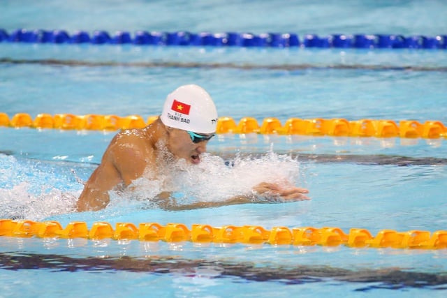 '개구리 왕자'라는 칭호에 걸맞은 탄 바오는 잘생긴 외모에 식스팩 복근을 자랑하며 여자친구에게 매우 다정하다 - 사진 2. Xứng danh 'Hoàng tử ếch': Thanh Bảo đẹp trai, 6 múi, lại còn cực thương người yêu- Ảnh 2.