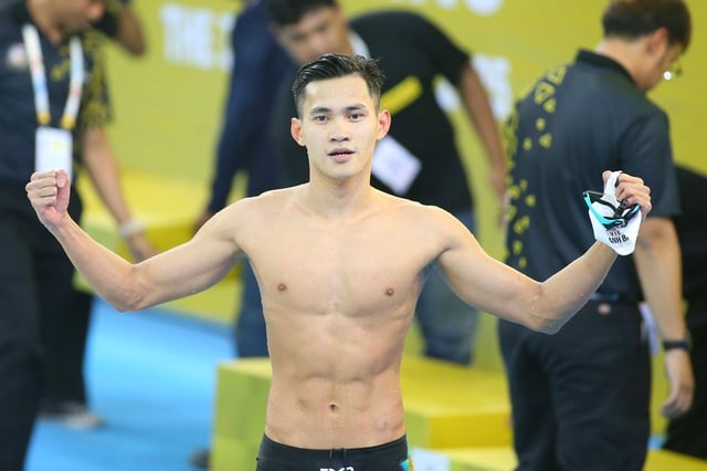 '개구리 왕자'라는 칭호에 걸맞은 탄 바오는 잘생긴 외모에 식스팩 복근을 자랑하며 여자친구에게 매우 다정하다 - 사진 5. Xứng danh 'Hoàng tử ếch': Thanh Bảo đẹp trai, 6 múi, lại còn cực thương người yêu- Ảnh 5.