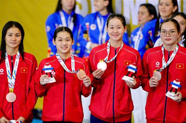 '개구리 왕자'라는 칭호에 걸맞은 탄 바오는 잘생긴 외모에 식스팩 복근을 자랑하며 여자친구에게 매우 다정하다 - 사진 8. Xứng danh 'Hoàng tử ếch': Thanh Bảo đẹp trai, 6 múi, lại còn cực thương người yêu- Ảnh 8.