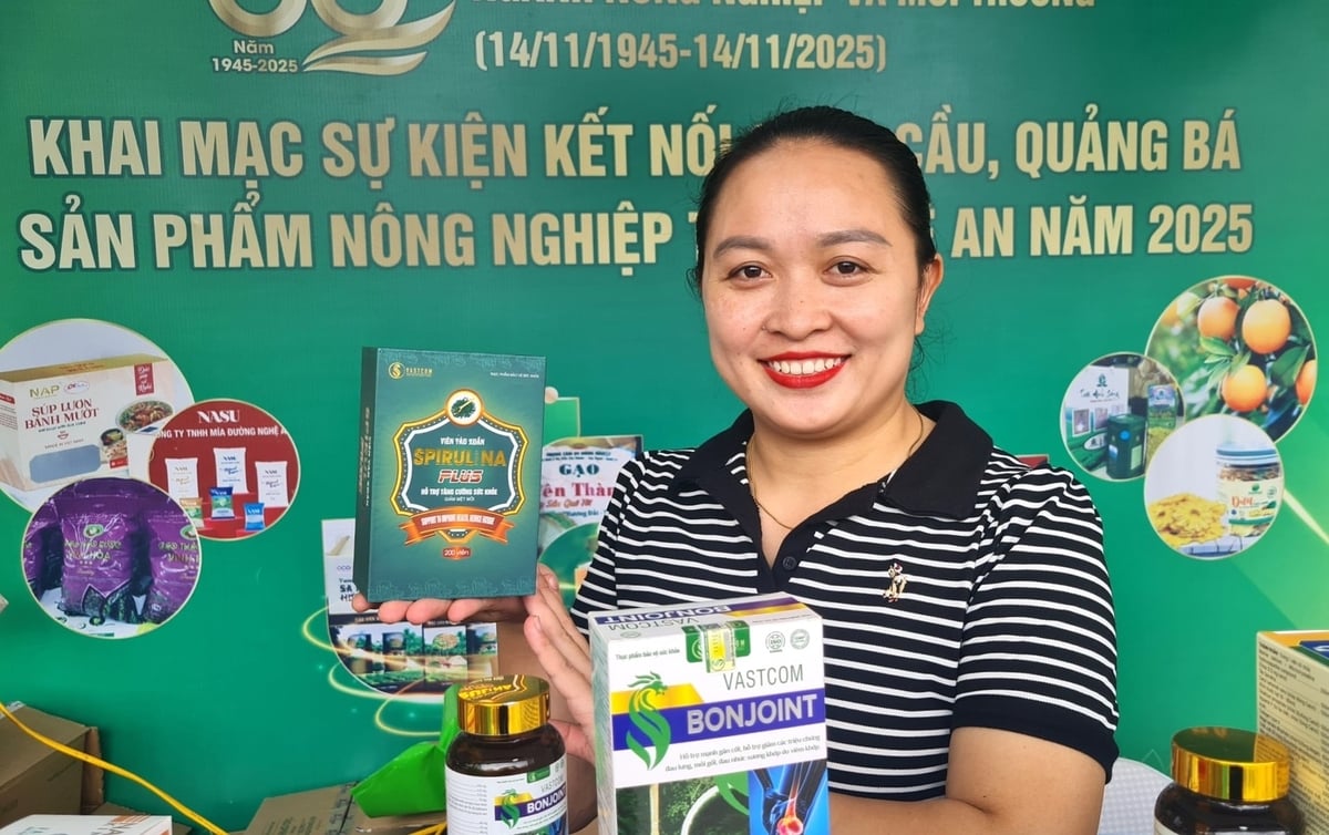 VASTCOM ເປັນວິສາຫະກິດຊັ້ນນໍາໃນການຄົ້ນຄວ້າ ແລະ ພັດທະນາເຕັກໂນໂລຊີສາຫຼ່າຍ Spirulina ໃນປະເທດຫວຽດນາມ, ແລະ ປະຈຸບັນມີຜະລິດຕະພັນຫຼາຍຢ່າງທີ່ໄດ້ຮັບການຮັບຮອງພາຍໃຕ້ໂຄງການ OCOP. ຮູບພາບ: Viet Khanh. VASTCOM là doanh nghiệp đi đầu trong nghiên cứu và phát triển công nghệ tảo xoắn Spirulina tại Việt Nam, hiện có nhiều sản phẩm được chứng nhận OCOP. Ảnh: Việt Khánh.