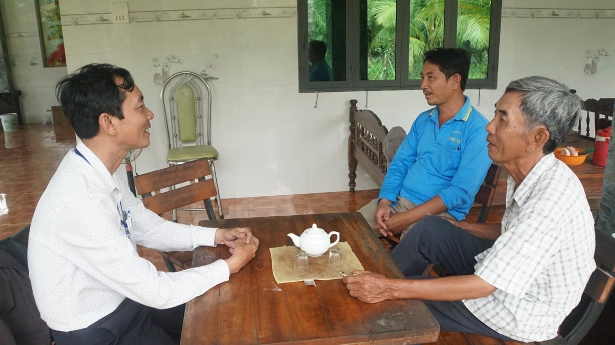 Ông Mỹ nói riêng và những nông dân giỏi trở thành 'cầu nối' đưa tri thức đến từng thửa đất tại Tây Ninh. Ảnh: Trần Trung.