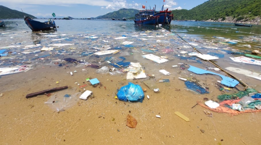 Plastový odpad, jako jsou plastové tašky, plastové lahve, polystyrenové plováky atd., se hromadí na plážích zálivu Vung Ro. Foto: Lao Dong Newspaper. Rác thải nhựa như túi nilong, chai nhựa, phao xốp... nằm dày đặc trên bờ biển vịnh Vũng Rô. Ảnh: LĐ.
