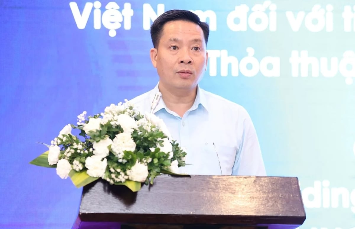 Pan Vu Thai Truong, vedoucí oddělení pro změnu klimatu, energetiku a životní prostředí (UNDP Vietnam), hovoří o řešeních pro zelenou transformaci a ochranu oceánů. Foto: HN. Ông Vũ Thái Trường, Trưởng ban Biến đổi khí hậu, Năng lượng và Môi trường (UNDP Việt Nam), trao đổi về các giải pháp chuyển đổi xanh và bảo vệ đại dương. Ảnh: HN.