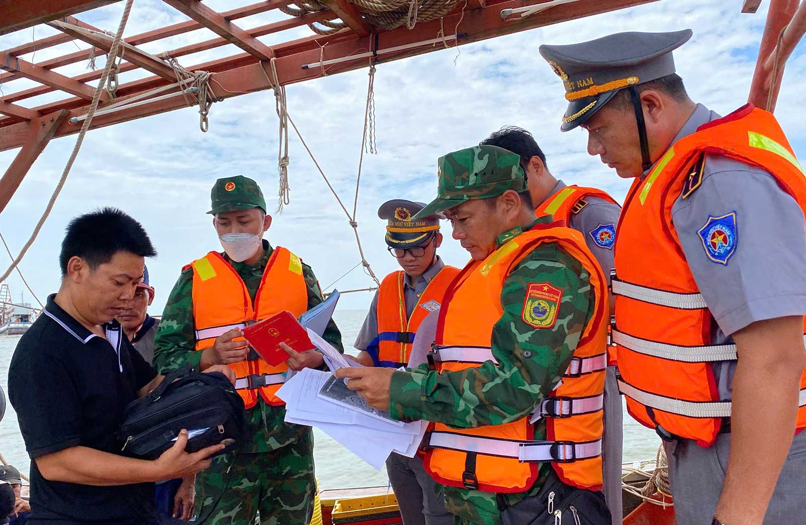 Μείνετε κοντά σε αλιευτικά σκάφη, καταπολεμήστε την ΠΛΑ (παράνομη, λαθραία και άναρχη) αλιεία.