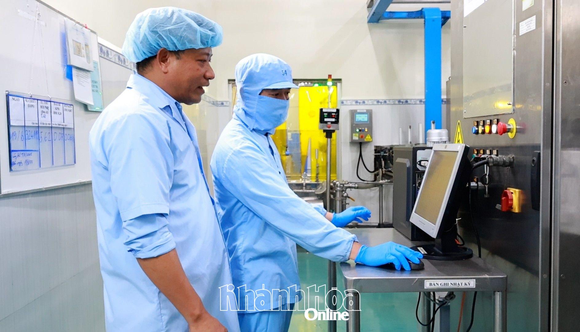 M. Bui Xuan Thong - directeur de production de la société par actions Sanest Khanh Hoa Beverage (à gauche) a de nombreuses idées novatrices sur le lieu de travail.