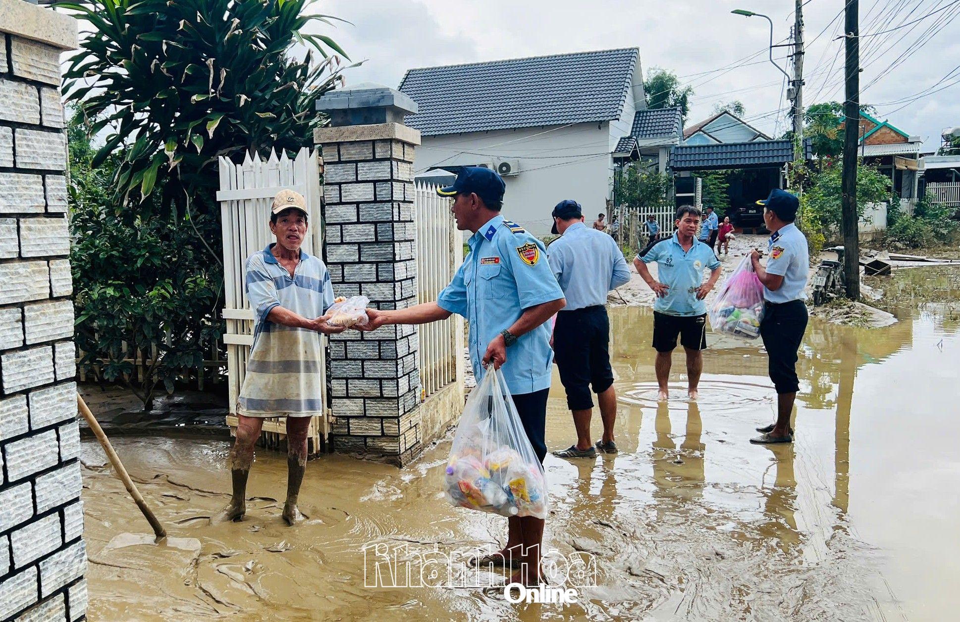 Les employés de la société d'État Khanh Hoa Salangane Nest distribuent des fournitures essentielles aux personnes vivant dans les zones inondées.