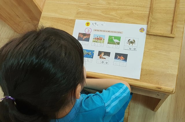 学生がベトナム語を「忘れる」とき - 写真1。 Khi học sinh 'quên' tiếng Việt- Ảnh 1.