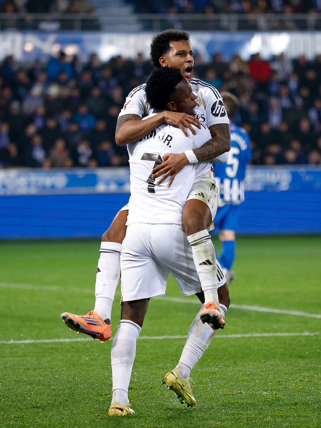 https://static-images.vnncdn.net/vps_images_publish/000001/000003/2025/12/15/real-madrid-1-91.jpg
