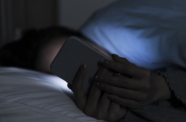 늦게까지 깨어 있거나, 아침 식사를 거르거나, 스트레스를 받으면 위염, 궤양, 위산 역류가 발생할 수 있습니다 - 이미지 1. Thức khuya, bỏ bữa sáng, stress gây viêm loét và trào ngược dạ dày- Ảnh 1.