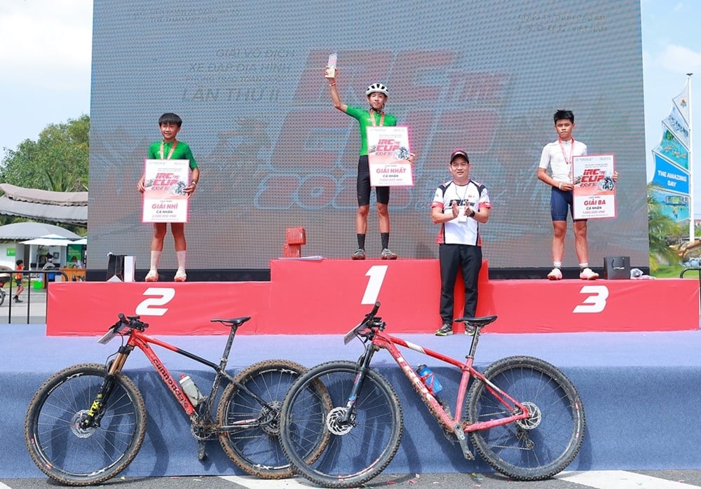 A dramatic race on the Son Tien road - photo 4