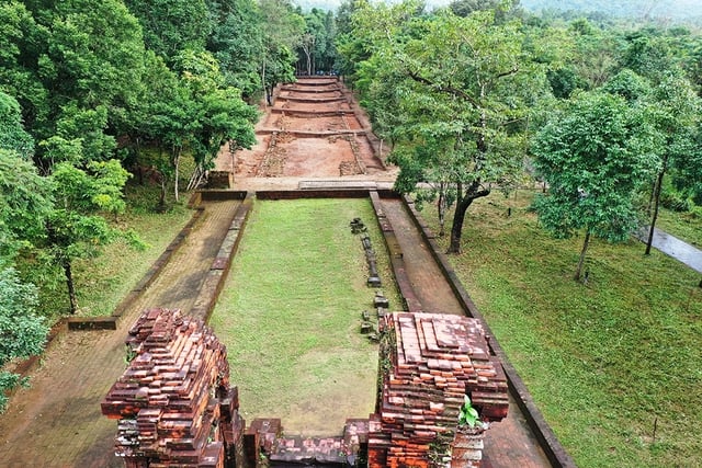 Tampilan unik dari 'jalan suci' yang menuju ke tempat suci My Son - Foto 1.