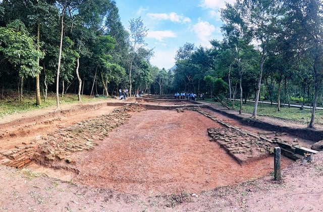 Tampilan unik dari 'jalan suci' yang menuju ke tempat suci My Son - Foto 2.