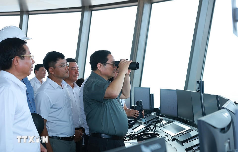 Премьер-министр Фам Минь Чинь наблюдает за ходом реализации проекта международного аэропорта Лонг Тхань с диспетчерской вышки. (Фото: Дуонгзянг/ВНА).