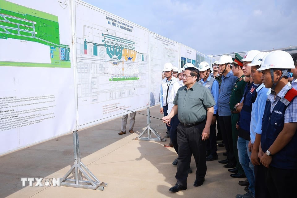 Премьер-министр Фам Минь Чинь инспектирует ход строительства различных объектов проекта международного аэропорта Лонг Тхань. (Фото: Дуонг Джанг/ВНА).