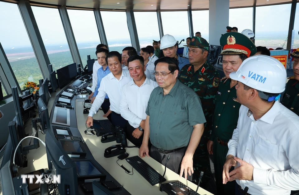 Премьер-министр Фам Минь Чинь осматривает и изучает проект международного аэропорта Лонг Тхань с диспетчерской вышки. (Фото: Дуонг Джанг/ВНА).