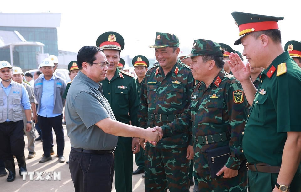 Премьер-министр Фам Минь Чинь со строительными бригадами, участвующими в проекте международного аэропорта Лонг Тхань. (Фото: Дуонгзянг/ВНА).