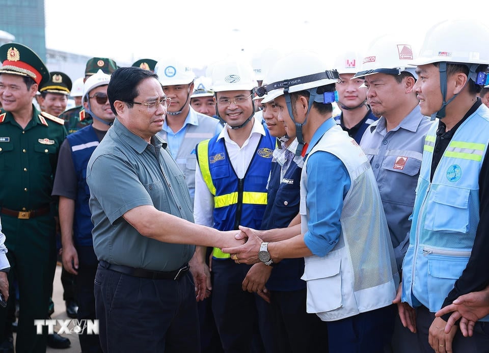 Премьер-министр Фам Минь Чинь с инженерами и рабочими на строительстве международного аэропорта Лонг Тхань. (Фото: Дуонг Джанг/ВНА).