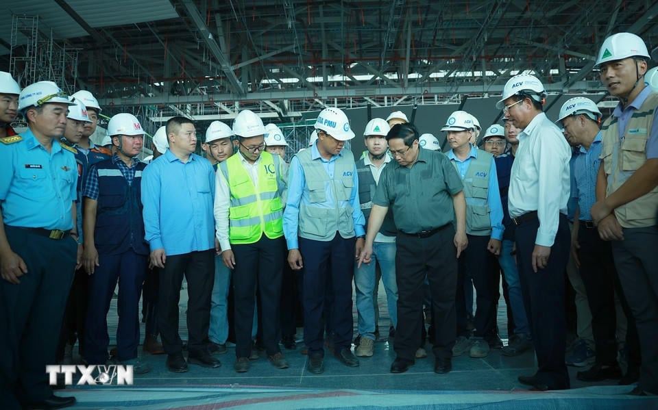 Премьер-министр Фам Минь Чинь инспектирует строительство различных объектов в рамках проекта международного аэропорта Лонг Тхань. (Фото: Дуонг Джанг/ВНА).