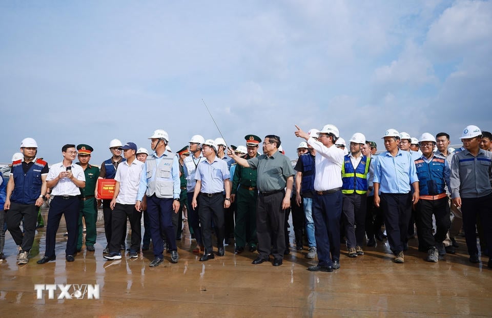 Премьер-министр Фам Минь Чинь осматривает взлетно-посадочную полосу и стоянку самолетов в рамках проекта международного аэропорта Лонг Тхань. (Фото: Дуонг Джанг/ВНА).