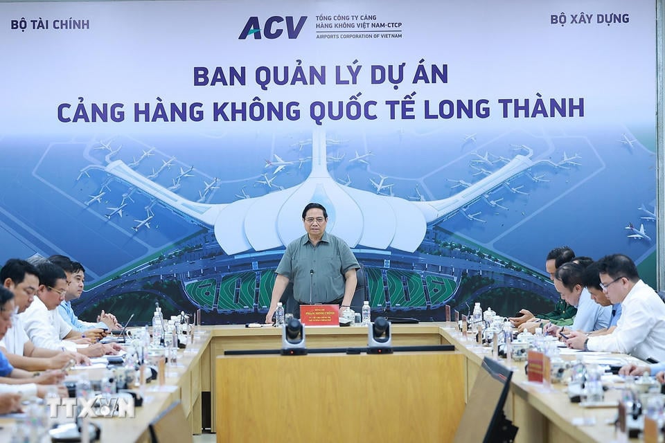 Премьер-министр Фам Минь Чинь работает с подрядчиками и строительными подразделениями проекта международного аэропорта Лонг Тхань. (Фото: Дуонг Джанг/ВНА).