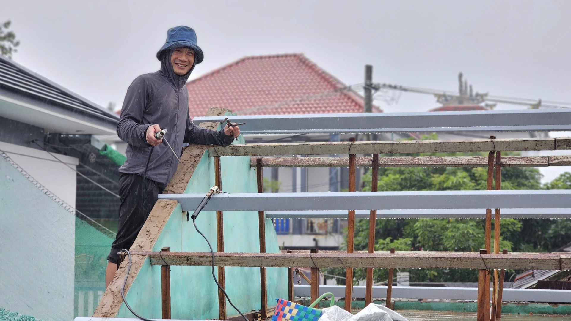 Encik Nguyen Van Doi, yang menetap di Wad 6, Komun Cua Viet, telah membuka bengkel mekanikal menggunakan modal terkumpul selepas 8 tahun bekerja di bawah kontrak di Korea Selatan. - Foto: T.T