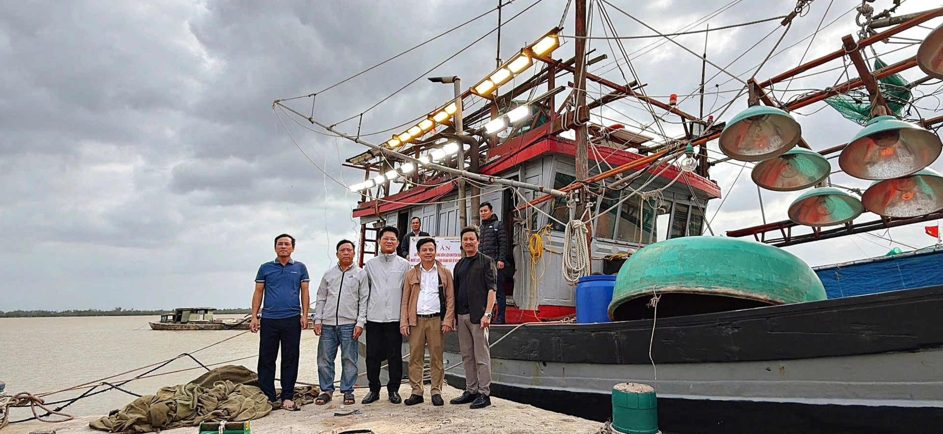 श्री हो वान डुंग की मछली पकड़ने वाली नाव क्यूटी 92929टीएस पर एलईडी लाइटें लगाने के बाद उनका निरीक्षण - फोटो: एल.ए.