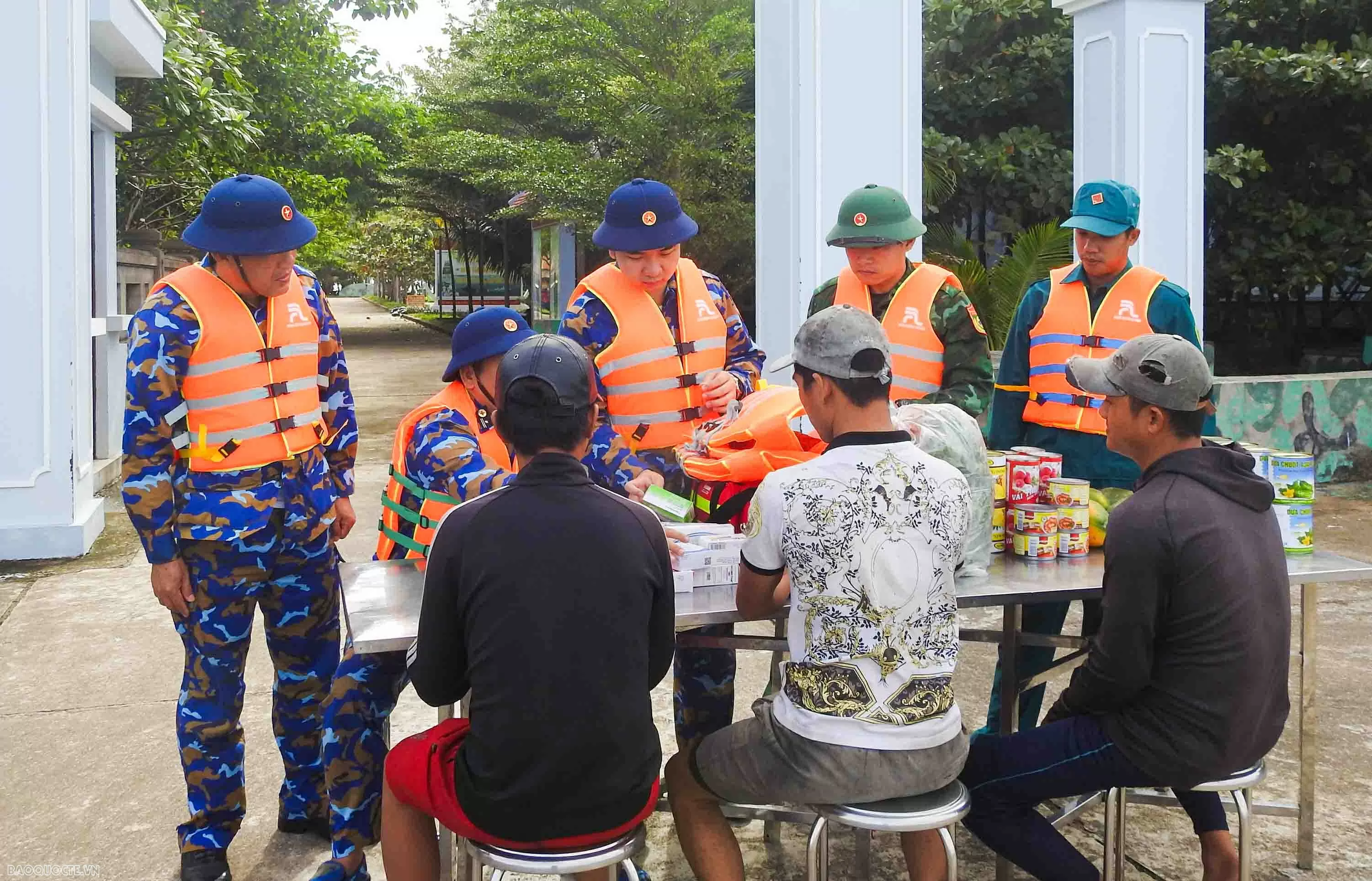 ट्रुओंग सा विशेष आर्थिक क्षेत्र उष्णकटिबंधीय निम्न दबाव से निपटने के लिए विभिन्न उपाय लागू कर रहा है। Đặc khu Trường Sa triển khai nhiều biện pháp ứng phó áp thấp nhiệt đới