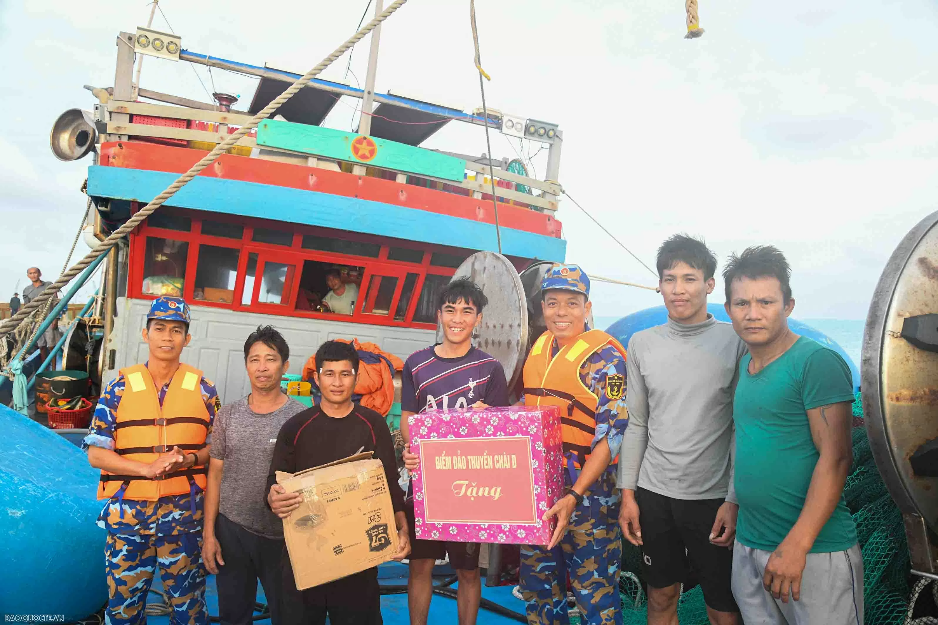 ट्रुओंग सा विशेष आर्थिक क्षेत्र उष्णकटिबंधीय निम्न दबाव से निपटने के लिए विभिन्न उपाय लागू कर रहा है। Đặc khu Trường Sa triển khai nhiều biện pháp ứng phó áp thấp nhiệt đới