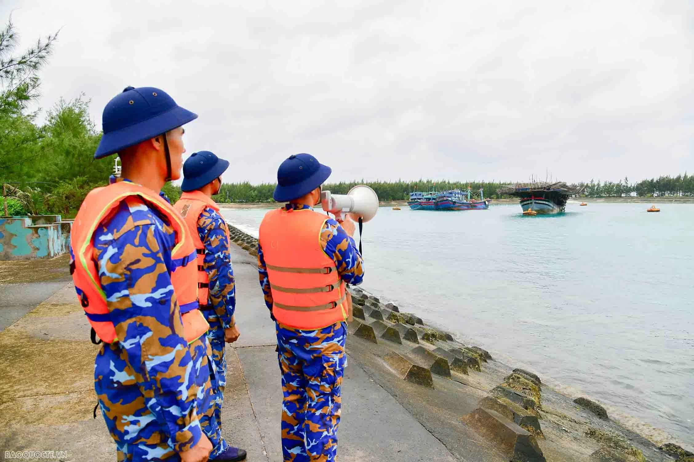 ट्रुओंग सा विशेष आर्थिक क्षेत्र उष्णकटिबंधीय निम्न दबाव से निपटने के लिए विभिन्न उपाय लागू कर रहा है। Đặc khu Trường Sa triển khai nhiều biện pháp ứng phó áp thấp nhiệt đới