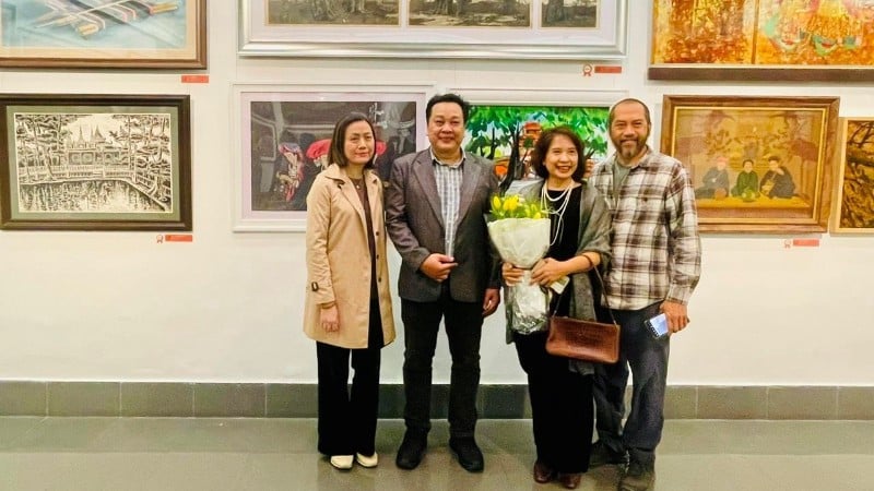 ສິລະປິນ ເລຟີຮຸ່ງ (ຜູ້ທີສອງຈາກຊ້າຍ) ໄດ້ຮັບລາງວັນຊະນະເລີດໃນການແຂ່ງຂັນແຕ້ມຮູບ “ມໍລະດົກວັດທະນະທຳຫວຽດນາມຜ່ານການແຕ້ມຮູບ” ປີ 2025.