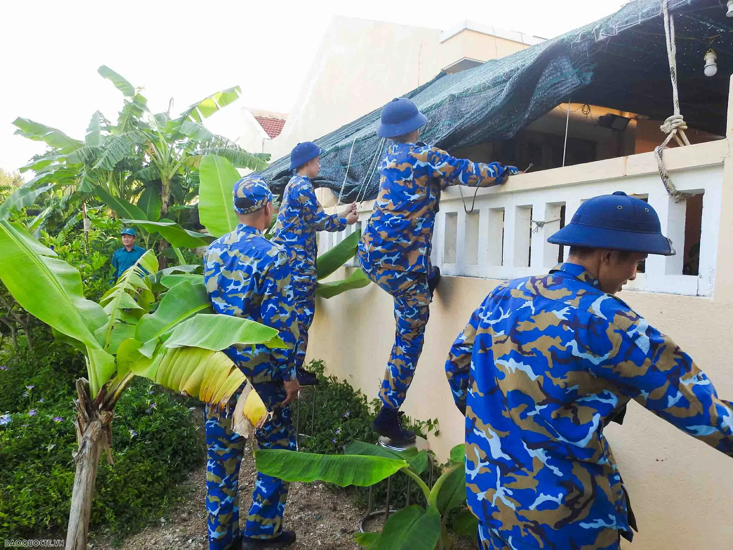 ट्रुओंग सा विशेष आर्थिक क्षेत्र उष्णकटिबंधीय निम्न दबाव से निपटने के लिए विभिन्न उपाय लागू कर रहा है। Đặc khu Trường Sa triển khai nhiều biện pháp ứng phó áp thấp nhiệt đới