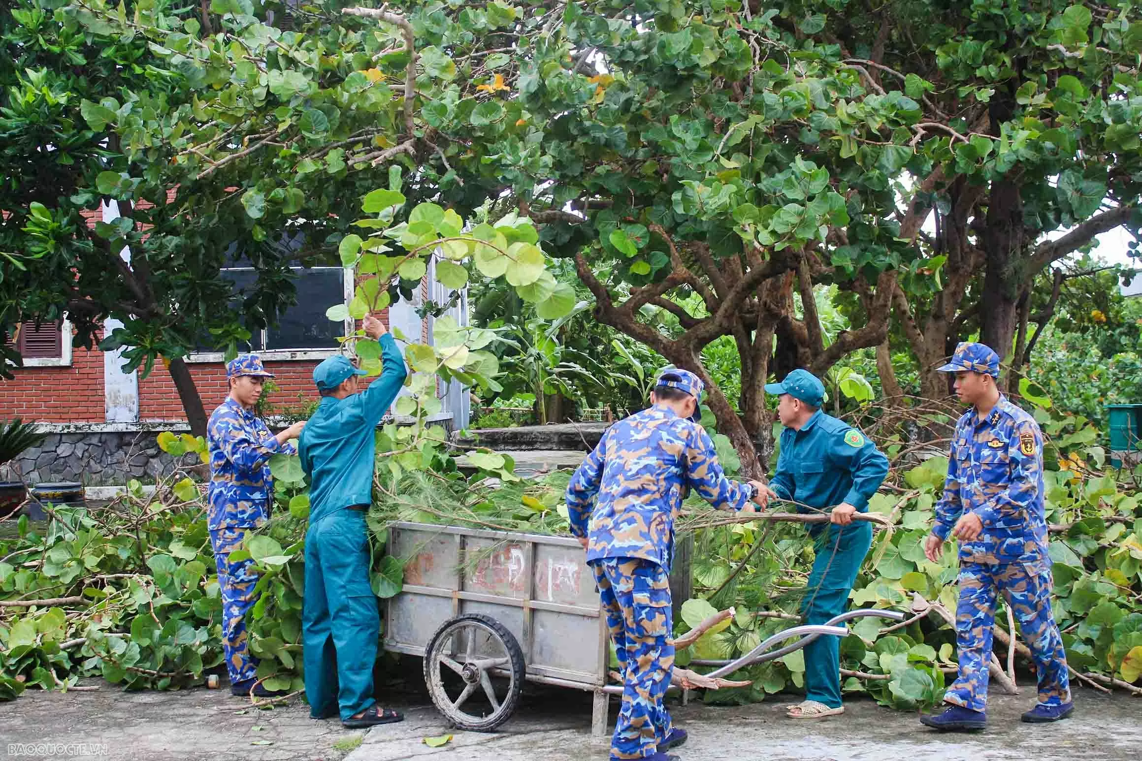 ट्रुओंग सा विशेष आर्थिक क्षेत्र उष्णकटिबंधीय निम्न दबाव से निपटने के लिए विभिन्न उपाय लागू कर रहा है। Đặc khu Trường Sa triển khai nhiều biện pháp ứng phó áp thấp nhiệt đới