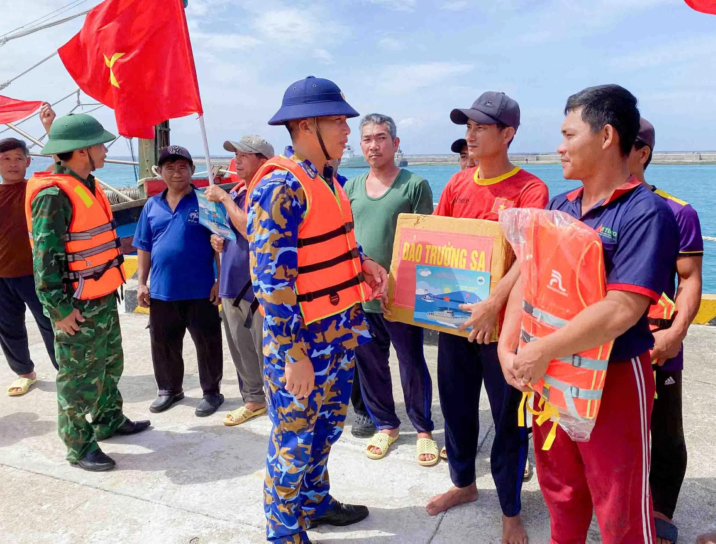 ट्रुओंग सा विशेष आर्थिक क्षेत्र उष्णकटिबंधीय निम्न दबाव से निपटने के लिए विभिन्न उपाय लागू कर रहा है। Đặc khu Trường Sa triển khai nhiều biện pháp ứng phó áp thấp nhiệt đới