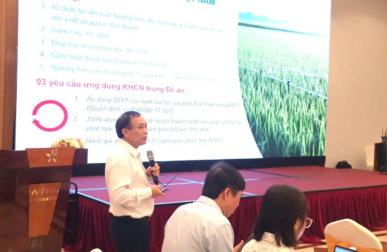 Bapak Le Duc Thinh, Direktur Departemen Ekonomi Koperasi dan Pembangunan Pedesaan, berbicara di konferensi tersebut. (Foto: Le Son)