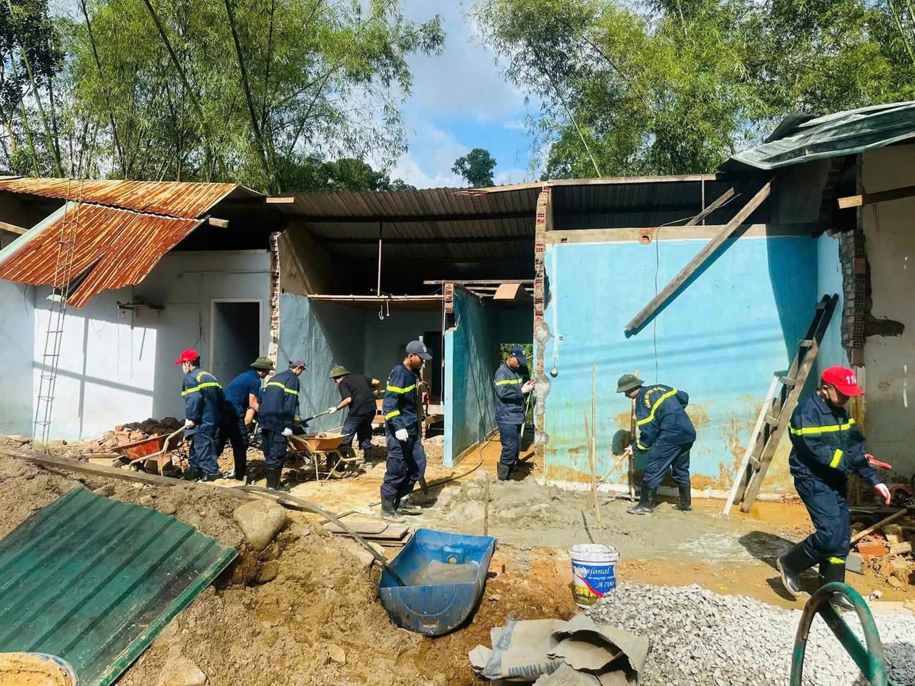 ເຈົ້າໜ້າທີ່ຕຳຫຼວດຈາກກອງບັນຊາການຕຳຫຼວດນະຄອນດານັງເຂົ້າຮ່ວມ