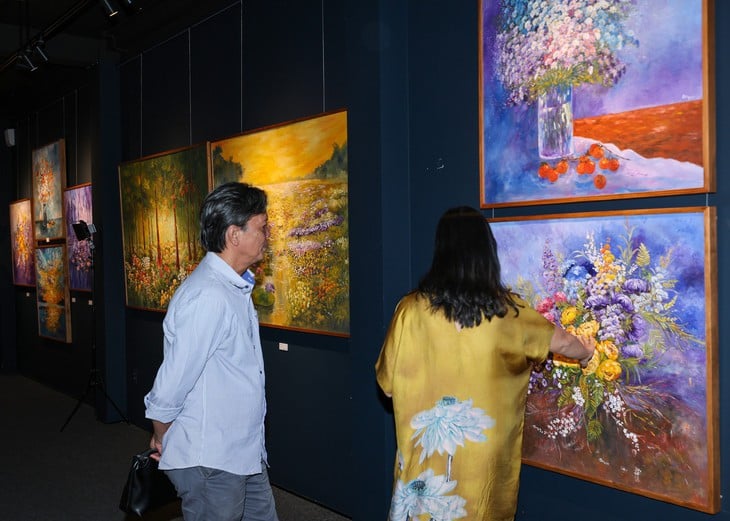 Vải vụn, khắc gỗ, sơn dầu kể chuyện ‘Hoa xuống phố’ - Ảnh 11.