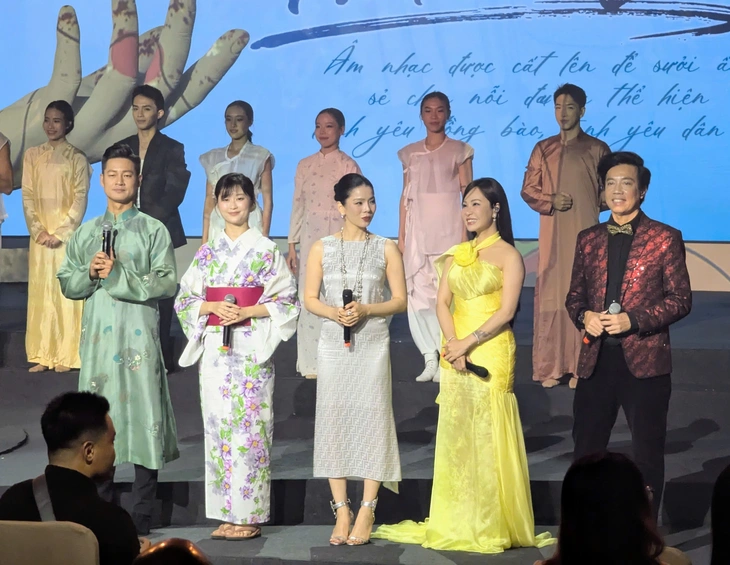 Đêm nhạc Trịnh Công Sơn 'Hãy yêu nhau đi' góp hơn 850 triệu đồng giúp bà con miền Trung - Ảnh 1.