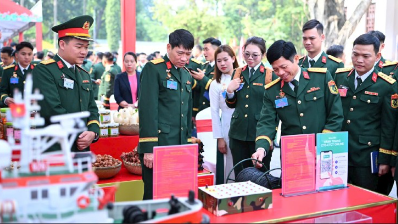 ຜູ້ແທນຢ້ຽມຊົມພື້ນທີ່ວາງສະແດງຂອງກອງປະຊຸມ.