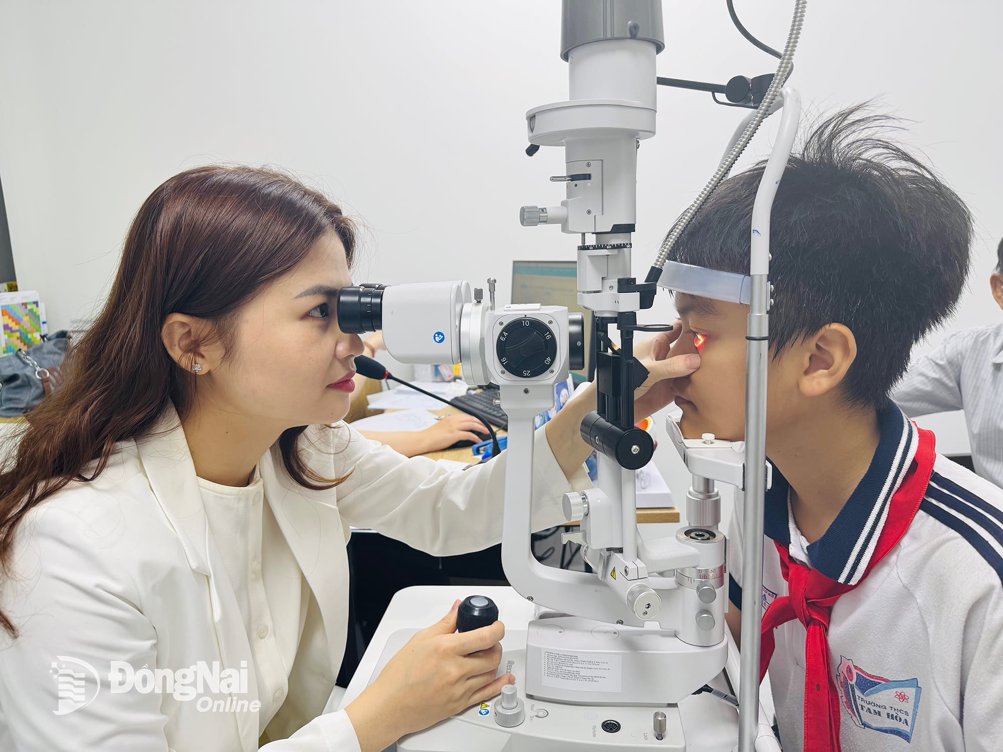 Lekarze w szpitalu okulistycznym Hanoi-Dong Nai badają oczy studenta. Zdjęcie: Hanh Dung.